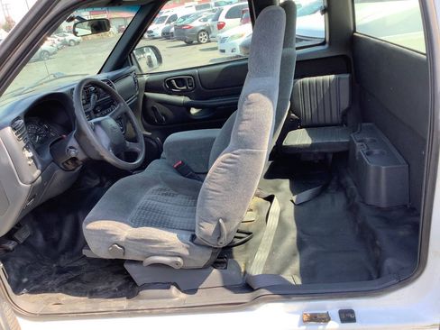 Used 2002 Chevrolet S10 Pickup 4x4 Extended Cab w/ Comfort Convenience Pkg image 25