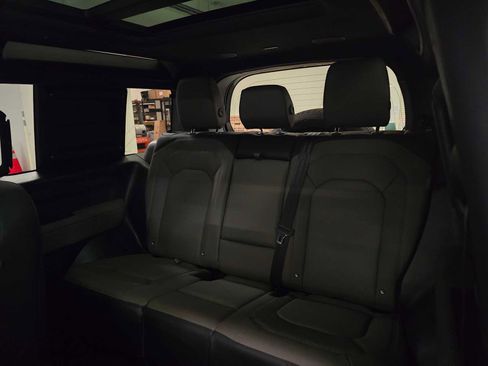 Used 2025 Land Rover Defender 90 X-Dynamic SE image 17