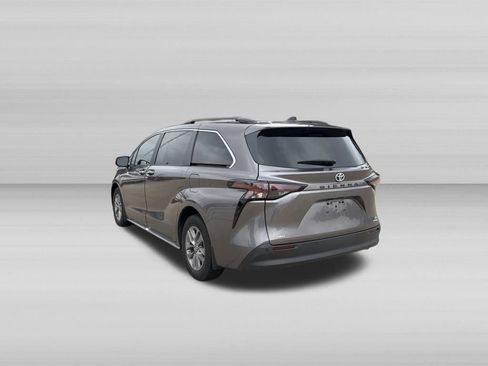 Used 2023 Toyota Sienna XLE AWD/4WD image 6