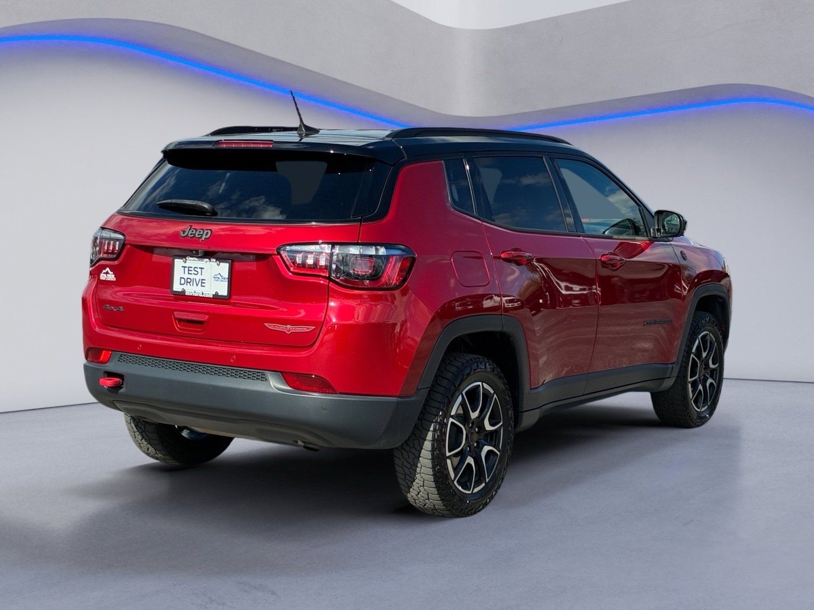Used 2025 Jeep Compass Trailhawk AWD/4WD image 3