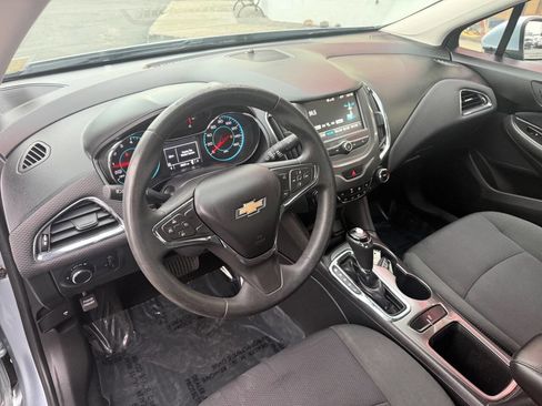 Used 2017 Chevrolet Cruze LT w/ Convenience Package image 10