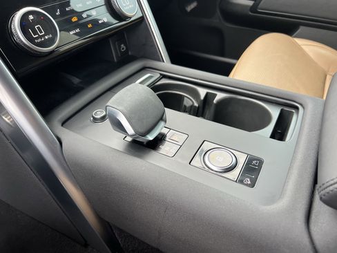 Certified 2023 Land Rover Discovery Metropolitan Edition AWD/4WD image 27