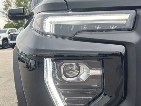 Used 2024 GMC Canyon AT4 w/ AT4 Premium Package AWD/4WD image 11