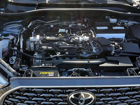 Used 2025 Toyota Corolla Cross XLE w/ Convenience Package image 32
