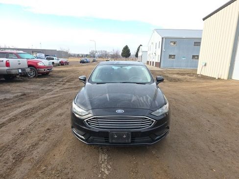 Used 2018 Ford Fusion SE w/ Fusion SE Technology Package image 2