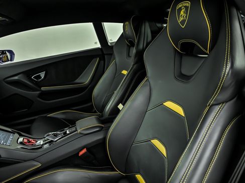 Used 2021 Lamborghini Huracan EVO RWD image 17
