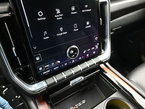 Used 2025 GMC Yukon XL Denali image 13