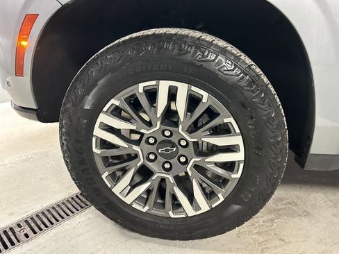 Used 2025 Chevrolet Suburban Z71 image 9