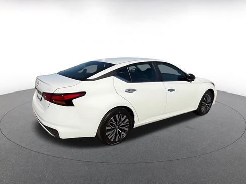 Used 2025 Nissan Altima 2.5 SV FWD image 14