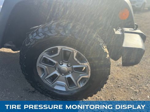 Used 2017 Jeep Wrangler Unlimited Rubicon w/ Connectivity Group AWD/4WD image 13