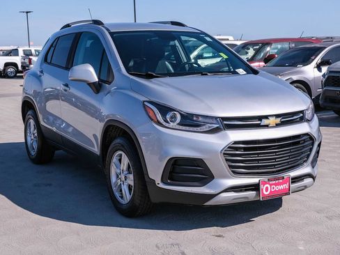 Used 2022 Chevrolet Trax LT w/ Driver Confidence Package AWD/4WD image 3