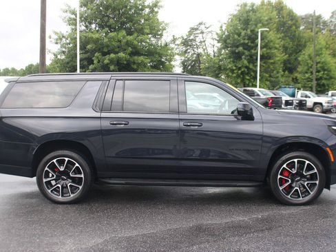 Used 2025 Chevrolet Suburban RST w/ RST Capability Package AWD/4WD image 8