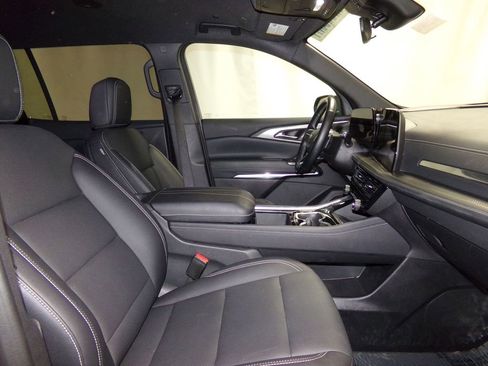 Used 2025 Chevrolet Traverse LT image 8