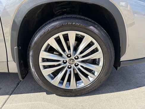 Used 2025 Toyota Highlander Platinum AWD/4WD image 11