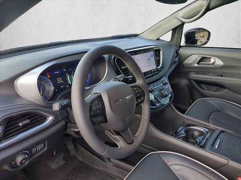 Used 2026 Chrysler Pacifica Limited w/ Uconnect Theater Family Group image 10