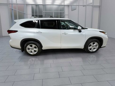 Used 2022 Toyota Highlander LE image 7