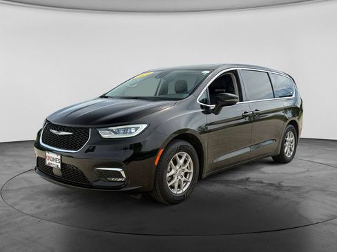 Used 2024 Chrysler Pacifica Touring-L FWD image 4