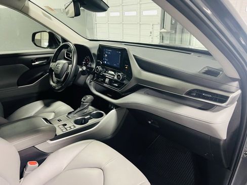 Used 2023 Toyota Highlander XLE image 32