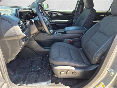 Used 2024 Chevrolet Traverse LT FWD image 16