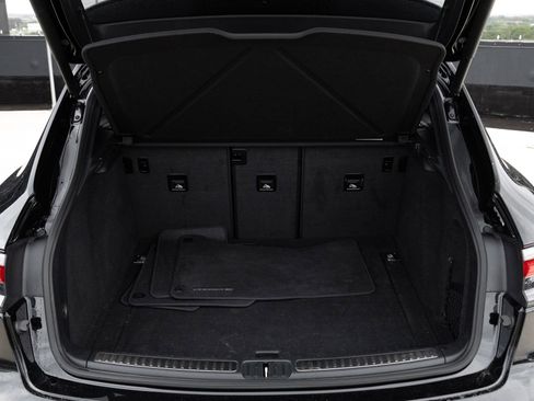 Certified 2023 Porsche Macan S AWD/4WD image 29