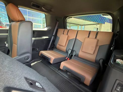 Used 2024 Lexus GX 550 w/ Accessory Package (Z1) AWD/4WD image 11