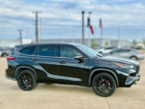 Used 2022 Toyota Highlander L FWD image 2