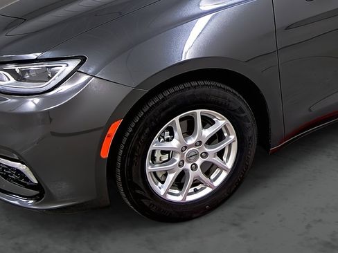 Used 2022 Chrysler Pacifica Touring-L image 7