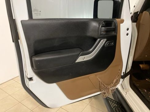 Used 2013 Jeep Wrangler Unlimited Sahara image 9