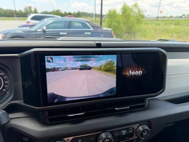 Used 2025 Jeep Gladiator Sport AWD/4WD image 16