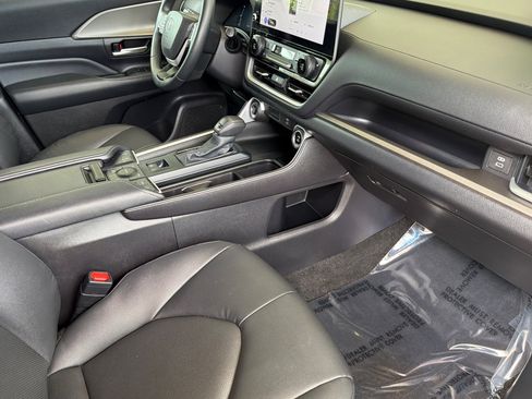 Certified 2025 Toyota Grand Highlander AWD image 16