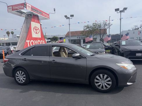 Used 2015 Toyota Camry LE image 3