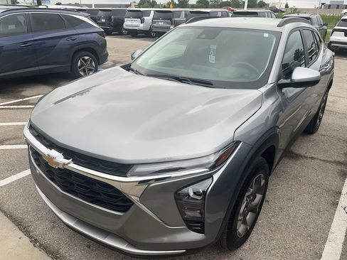 Used 2025 Chevrolet Trax LT w/ Driver Confidence Package FWD image 1