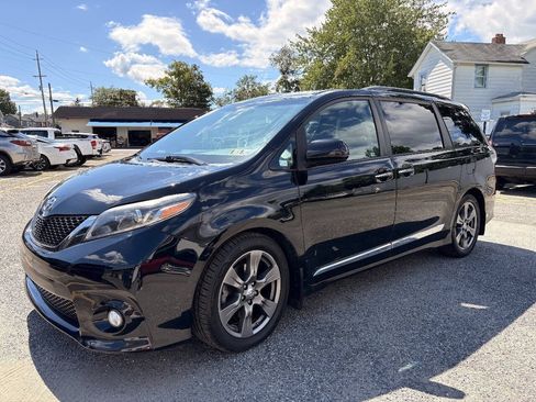 Used 2017 Toyota Sienna SE Premium FWD image 17