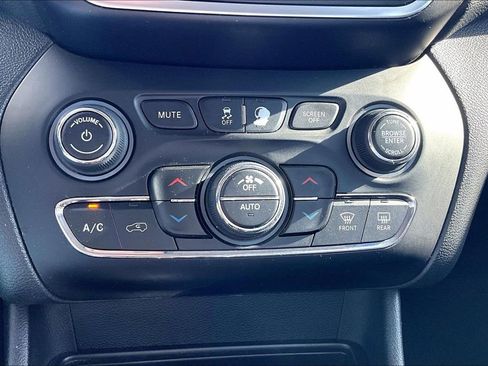 Used 2019 Jeep Cherokee Latitude Plus w/ Comfort/Convenience Group AWD/4WD image 16