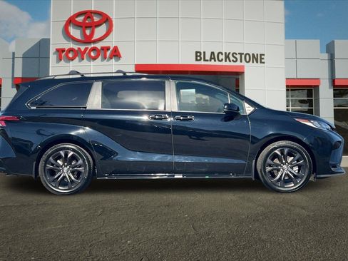 Used 2025 Toyota Sienna XSE w/ XSE Plus Package FWD image 2
