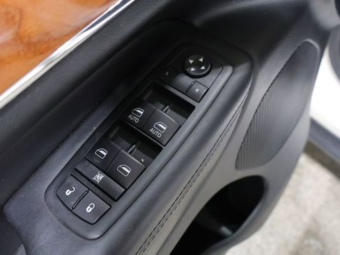 Used 2012 Jeep Grand Cherokee Overland AWD/4WD image 15