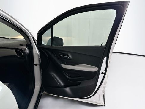 Used 2019 Chevrolet Trax LT w/ LT Convenience Package FWD image 29