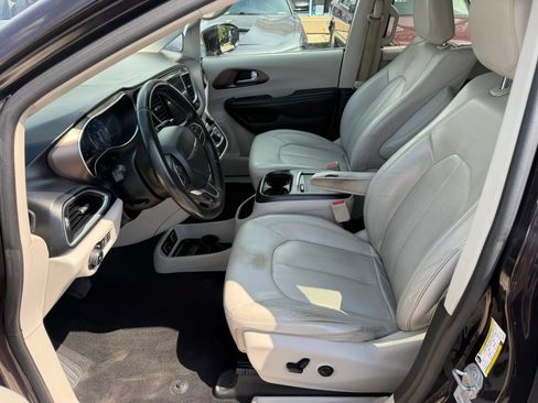 Used 2017 Chrysler Pacifica Touring-L Plus FWD image 12