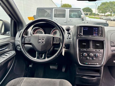 Used 2018 Dodge Grand Caravan SE FWD image 3