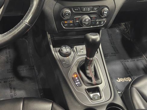 Used 2019 Jeep Cherokee Trailhawk AWD/4WD image 8