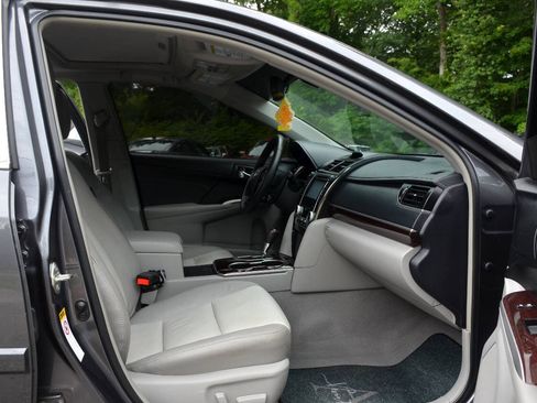 Used 2014 Toyota Camry XLE w/ Leather Package FWD image 10