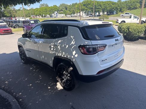 Used 2025 Jeep Compass Latitude w/ Convenience Group AWD/4WD image 6
