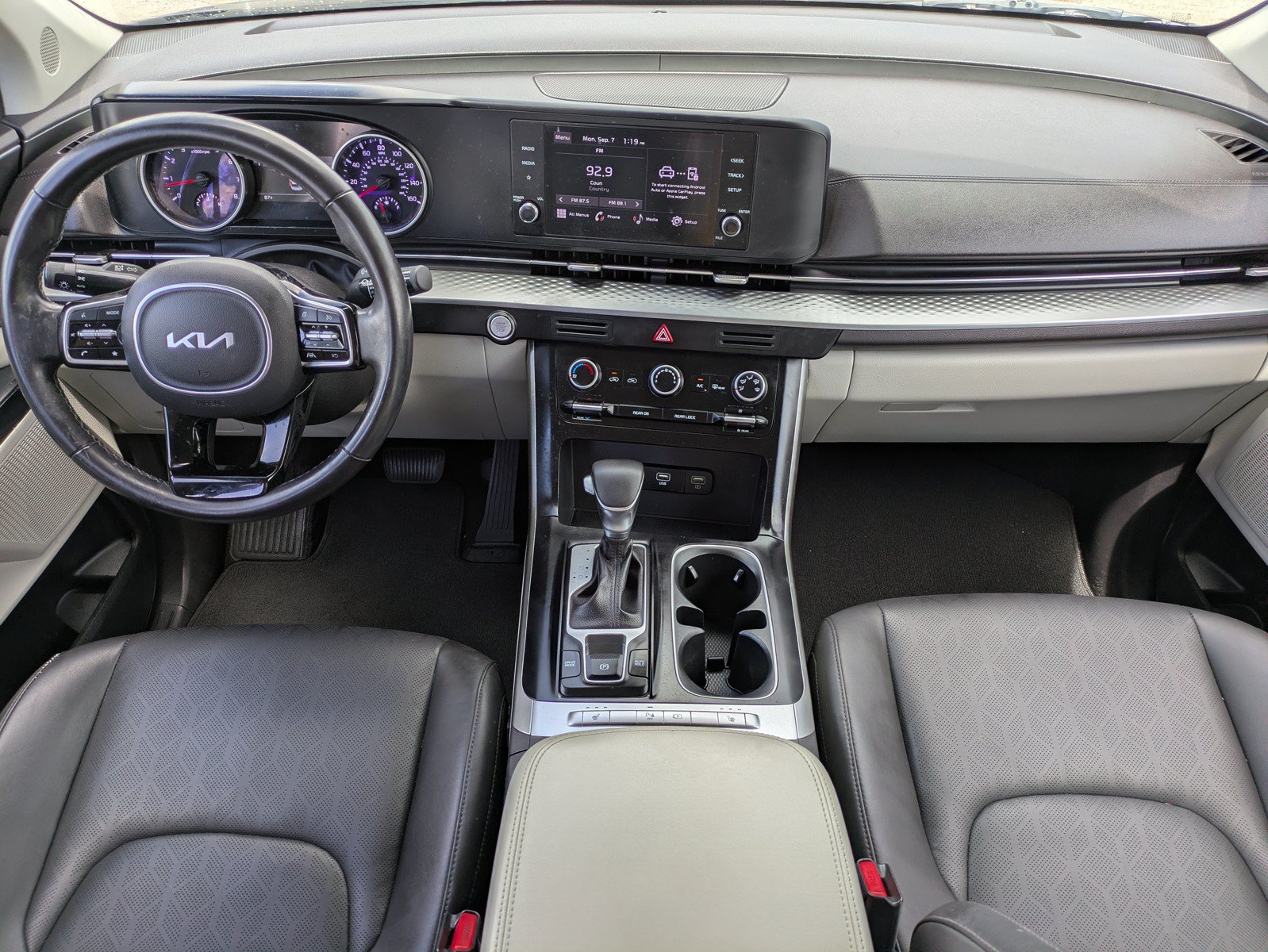 Used 2024 Kia Carnival LX FWD image 11