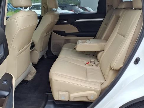 Used 2014 Toyota Highlander XLE AWD/4WD image 8
