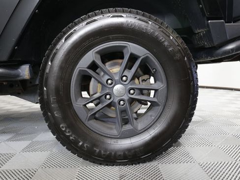 Used 2017 Jeep Wrangler Unlimited Sahara AWD/4WD image 8