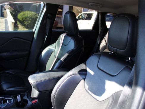 Used 2019 Jeep Cherokee Latitude Plus image 23