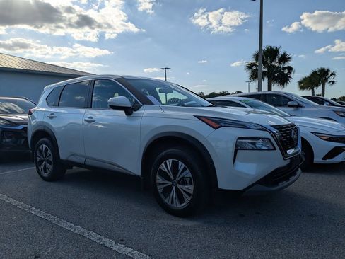 Used 2023 Nissan Rogue SV image 2