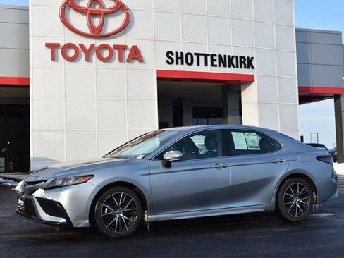 Used 2024 Toyota Camry SE image 1