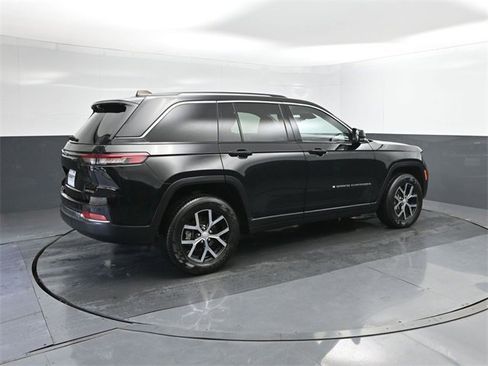 Used 2023 Jeep Grand Cherokee Limited w/ Luxury Tech Group II image 15