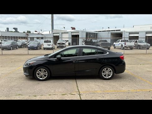 Used 2019 Chevrolet Cruze LT w/ LT True North Edition FWD image 3